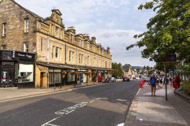 PITLOCHRY, SCOTLAND 2022, 14 Ağustos: Pitlochry, İskoçya 'nın ana caddesinde gezinti 