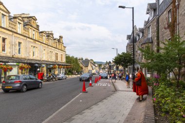 PITLOCHRY, SCOTLAND 2022, 14 Ağustos: Pitlochry, İskoçya 'nın ana caddesinde gezinti 