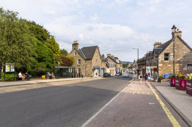 PITLOCHRY, SCOTLAND 2022, 14 Ağustos: Pitlochry, İskoçya 'nın ana caddesinde gezinti 