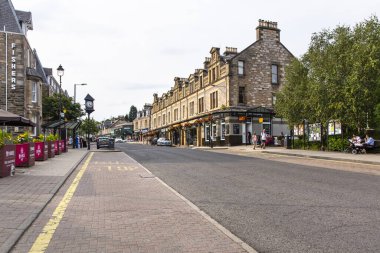 PITLOCHRY, SCOTLAND 2022, 14 Ağustos: Pitlochry, İskoçya 'nın ana caddesinde gezinti 