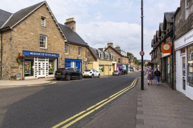 PITLOCHRY, SCOTLAND 2022, 14 Ağustos: Pitlochry, İskoçya 'nın ana caddesinde gezinti 