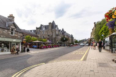 PITLOCHRY, SCOTLAND 2022, 14 Ağustos: Pitlochry, İskoçya 'nın ana caddesinde gezinti 