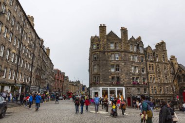 EDINBURGH, SCOTLAND 2022, 22 Ağustos: Edinburgh sokak manzaralı, eski kasaba. İnsanlar yolda yürüyor. Edinburgh Uluslararası Festivali