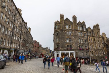 EDINBURGH, SCOTLAND 2022, 22 Ağustos: Edinburgh sokak manzaralı, eski kasaba. İnsanlar yolda yürüyor. Edinburgh Uluslararası Festivali