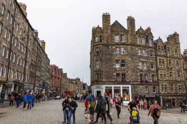 EDINBURGH, SCOTLAND 2022, 22 Ağustos: Edinburgh sokak manzaralı, eski kasaba. İnsanlar yolda yürüyor. Edinburgh Uluslararası Festivali