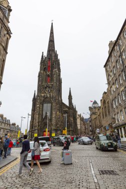 EDINBURGH, SCOTLAND 2022, 22 Ağustos: Edinburgh sokak manzaralı, eski kasaba. İnsanlar yolda yürüyor. Edinburgh Uluslararası Festivali