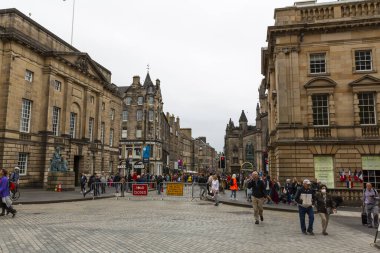 EDINBURGH, SCOTLAND 2022, 22 Ağustos: Edinburgh sokak manzaralı, eski kasaba. İnsanlar yolda yürüyor. Edinburgh Uluslararası Festivali