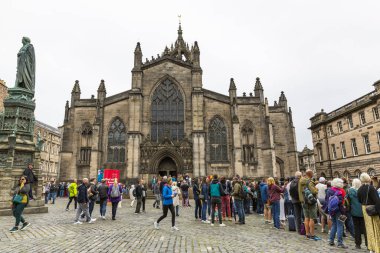 EDINBURGH, SCOTLAND 2022, 22 Ağustos: Edinburgh sokak manzaralı, eski kasaba. İnsanlar yolda yürüyor. Edinburgh Uluslararası Festivali