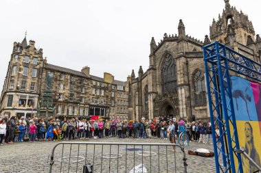 EDINBURGH, SCOTLAND 2022 Ağustos: St Giles Katedrali önünde sokak sanatçısı gösteri yapıyor