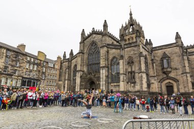 EDINBURGH, SCOTLAND 2022 Ağustos: St Giles Katedrali önünde sokak sanatçısı gösteri yapıyor