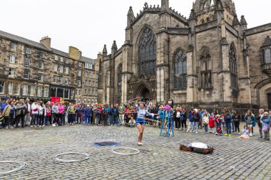 EDINBURGH, SCOTLAND 2022 Ağustos: St Giles Katedrali önünde sokak sanatçısı gösteri yapıyor