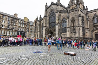 EDINBURGH, SCOTLAND 2022 Ağustos: St Giles Katedrali önünde sokak sanatçısı gösteri yapıyor