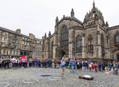 EDINBURGH, SCOTLAND 2022 Ağustos: St Giles Katedrali önünde sokak sanatçısı gösteri yapıyor