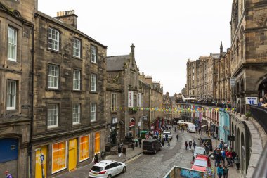 EDINBURGH, SCOTLAND 2022 Ağustos: Victoria Caddesi 'ndeki Victoria Terrace ve İskoçya' daki Edinburgh Eski Kasabası 'ndan Edinburgh şehrine bakış