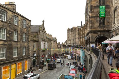 EDINBURGH, SCOTLAND 2022 Ağustos: Victoria Caddesi 'ndeki Victoria Terrace ve İskoçya' daki Edinburgh Eski Kasabası 'ndan Edinburgh şehrine bakış