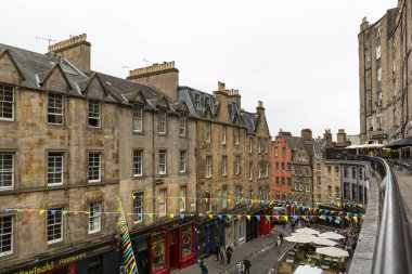 EDINBURGH, SCOTLAND 2022 Ağustos: Victoria Caddesi 'ndeki Victoria Terrace ve İskoçya' daki Edinburgh Eski Kasabası 'ndan Edinburgh şehrine bakış