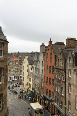 EDINBURGH, SCOTLAND 2022 Ağustos: Victoria Caddesi 'ndeki Victoria Terrace ve İskoçya' daki Edinburgh Eski Kasabası 'ndan Edinburgh şehrine bakış