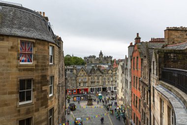 EDINBURGH, SCOTHLAND 2022 Ağustos: Bulutsuz bir günde Edinburgh şehrindeki bazı binaların detayları