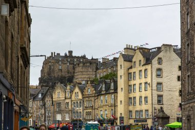 EDINBURGH, SCOTLAND 2022, 21 Ağustos: Edinburgh sokak manzarası, eski kasaba. İnsanlar yolda yürüyor. Edinburgh Uluslararası Festivali