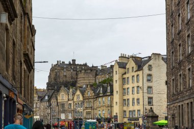EDINBURGH, SCOTLAND 2022, 21 Ağustos: Edinburgh sokak manzarası, eski kasaba. İnsanlar yolda yürüyor. Edinburgh Uluslararası Festivali