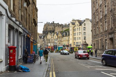 EDINBURGH, SCOTLAND 2022, 21 Ağustos: Edinburgh sokak manzarası, eski kasaba. İnsanlar yolda yürüyor. Edinburgh Uluslararası Festivali