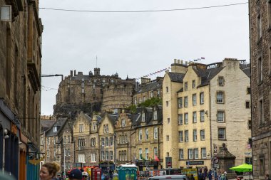 EDINBURGH, SCOTLAND 2022, 21 Ağustos: Edinburgh sokak manzarası, eski kasaba. İnsanlar yolda yürüyor. Edinburgh Uluslararası Festivali