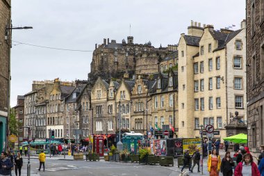 EDINBURGH, SCOTLAND 2022, 21 Ağustos: Edinburgh sokak manzarası, eski kasaba. İnsanlar yolda yürüyor. Edinburgh Uluslararası Festivali