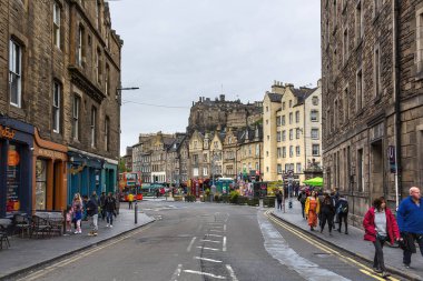 EDINBURGH, SCOTLAND 2022, 21 Ağustos: Edinburgh sokak manzarası, eski kasaba. İnsanlar yolda yürüyor. Edinburgh Uluslararası Festivali