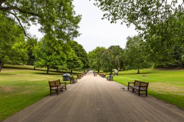 EDINBURGH, SCOTHLAND 2022 Ağustos: Edinburgh 'un şehir parklarından biri olan Prenses Bahçesi' nin güzel manzarası
