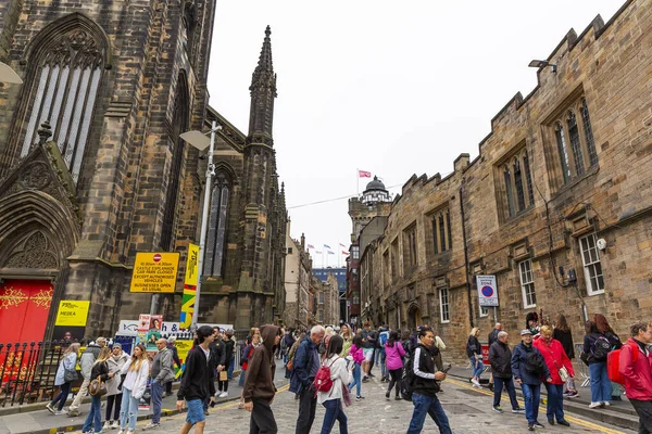 EDINBURGH, SCOTLAND 2022, 22 Ağustos: Edinburgh sokak manzaralı, eski kasaba. İnsanlar yolda yürüyor. Edinburgh Uluslararası Festivali