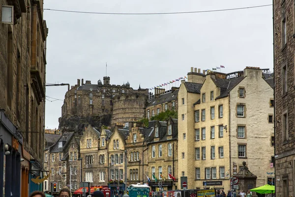 Edinburgh Scotland 2022 8月21 エディンバラの町並み 旧市街 人々は道路を歩いている エディンバラ国際フェスティバル — ストック写真