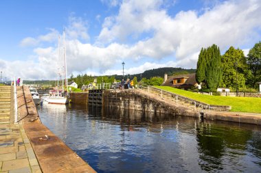 AUGUSTUS, SCOTHLAND 2022, 20 Ağustos: Fort Augustus, İskoçya 'da köprü ve kilitler