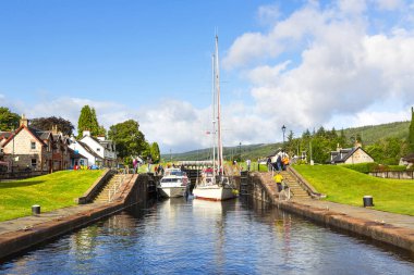 AUGUSTUS, SCOTHLAND 2022, 20 Ağustos: Fort Augustus, İskoçya 'da köprü ve kilitler