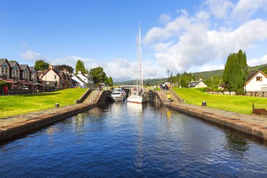 AUGUSTUS, SCOTHLAND 2022, 20 Ağustos: Fort Augustus, İskoçya 'da köprü ve kilitler