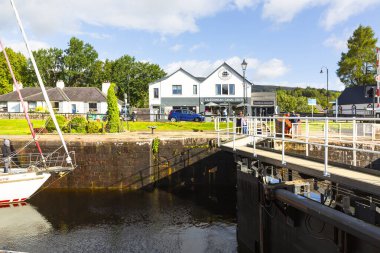 AUGUSTUS, SCOTHLAND 2022, 20 Ağustos: Fort Augustus, İskoçya 'da köprü ve kilitler