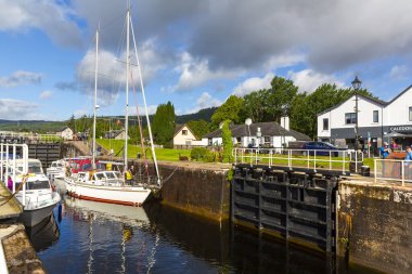 AUGUSTUS, SCOTHLAND 2022, 20 Ağustos: Fort Augustus, İskoçya 'da köprü ve kilitler