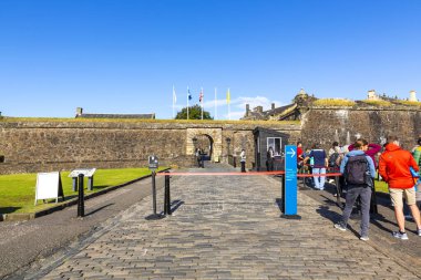 STIRLING, SCOTLAND 2022: Stirling Kalesi İskoçya 'daki en büyük ve en önemli kalelerden biridir. Castle Hill adında kayalık bir tepede inşa edildi.