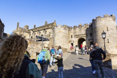 STIRLING, SCOTLAND 2022: Stirling Kalesi İskoçya 'daki en büyük ve en önemli kalelerden biridir. Castle Hill adında kayalık bir tepede inşa edildi.