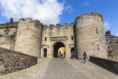 STIRLING, SCOTLAND 2022, 21 Ağustos: Stirling Kalesi İskoçya 'daki en büyük ve en önemli kalelerden biridir. Castle Hill adında kayalık bir tepede inşa edildi.