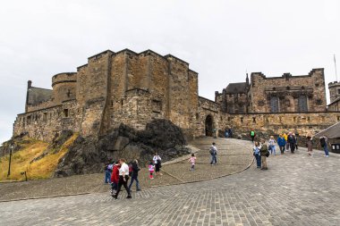 EDINBURGH, SCOTLAND 2022 Ağustos, 22: Edinburgh Şatosu kale kayasının tepesindeki konumundan Edinburgh şehrinin panoramasına hakim olan antik bir kaledir.