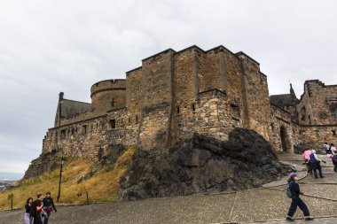 EDINBURGH, SCOTLAND 2022 Ağustos, 22: Edinburgh Şatosu kale kayasının tepesindeki konumundan Edinburgh şehrinin panoramasına hakim olan antik bir kaledir.