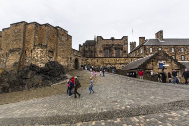 EDINBURGH, SCOTLAND 2022 Ağustos, 22: Edinburgh Şatosu kale kayasının tepesindeki konumundan Edinburgh şehrinin panoramasına hakim olan antik bir kaledir.