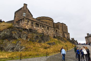 EDINBURGH, SCOTLAND 2022 Ağustos, 22: Edinburgh Şatosu kale kayasının tepesindeki konumundan Edinburgh şehrinin panoramasına hakim olan antik bir kaledir.