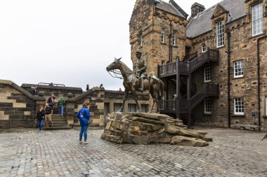 EDINBURGH, SCOTLAND 2022 Ağustos, 22: Edinburgh Şatosu kale kayasının tepesindeki konumundan Edinburgh şehrinin panoramasına hakim olan antik bir kaledir.