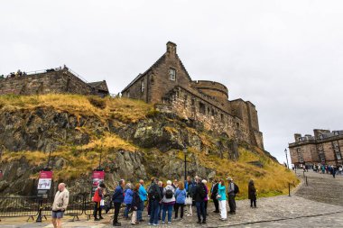 EDINBURGH, SCOTLAND 2022 Ağustos, 22: Edinburgh Şatosu kale kayasının tepesindeki konumundan Edinburgh şehrinin panoramasına hakim olan antik bir kaledir.