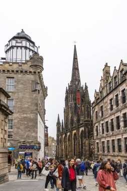 EDINBURGH, SCOTLAND 2022, 22 Ağustos: Edinburgh sokak manzaralı, eski kasaba. İnsanlar yolda yürüyor. Edinburgh Uluslararası Festivali