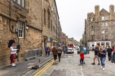 EDINBURGH, SCOTLAND 2022 Ağustos, 22: Kilted gaydacı İskoçya 'nın Edinburgh kentindeki Royal Mile caddesinde gösteri yapıyor