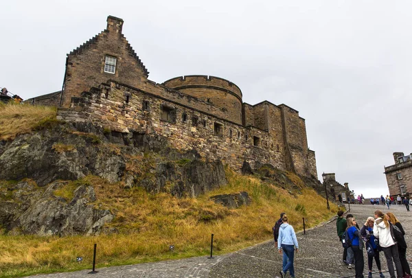 EDINBURGH, SCOTLAND 2022 Ağustos, 22: Edinburgh Şatosu kale kayasının tepesindeki konumundan Edinburgh şehrinin panoramasına hakim olan antik bir kaledir.