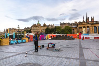 EDINBURGH, SCOTLAND 2022, 21 Ağustos: Edinburgh meydanında sokak sanatçısı gösteri yapıyor