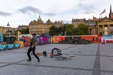EDINBURGH, SCOTLAND 2022, 21 Ağustos: Edinburgh meydanında sokak sanatçısı gösteri yapıyor